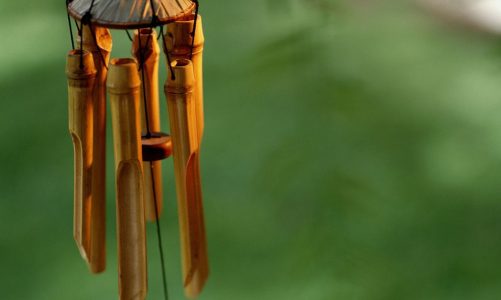 Ý Nghĩa Của Chuông Gió Phong Thủy Và Cách Treo Đuổi Xui